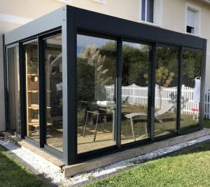 Pergola-bioclimatique-coulissants pergola bioclimatique fermée avec baie vitrée