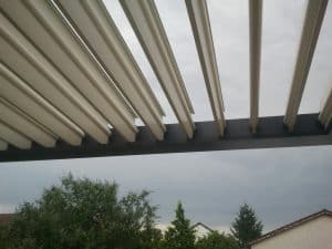 Pergola bioclimatique à lames orientables