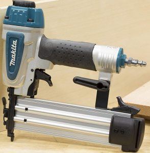 Cloueuse pneumatique MAKITA AF505N