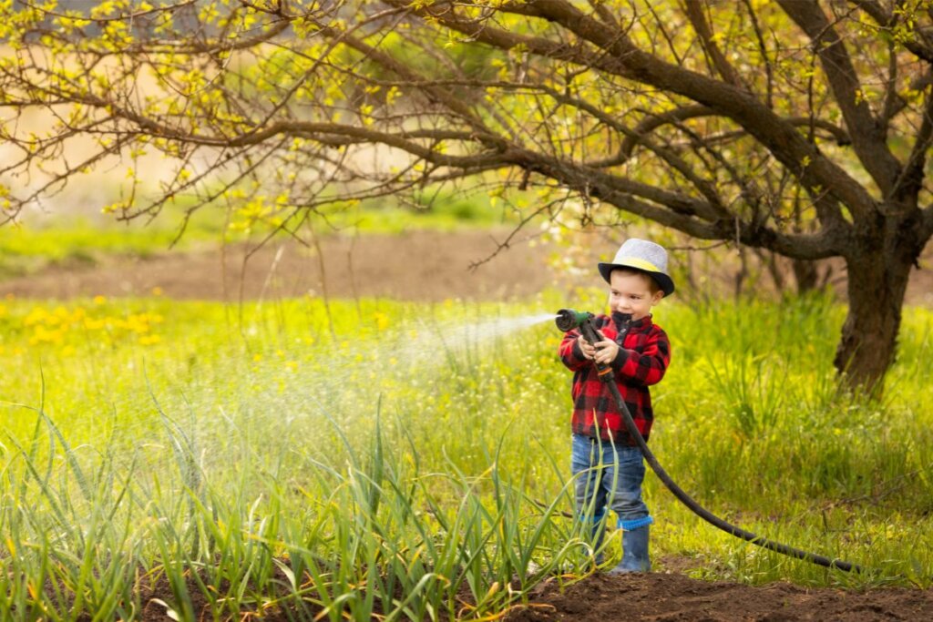 enfant arrosage