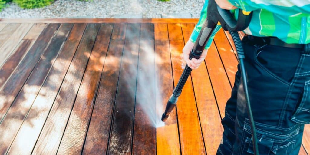 Comment nettoyer une terrasse en bois ? Retrouvez tous nos conseils pour un nettoyage plus facile.