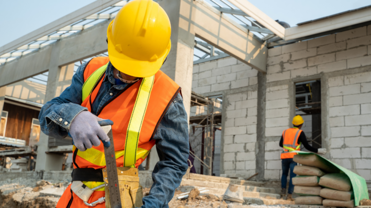 ouvriers sur un chantier de construction de bâtiments industriels