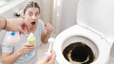 découvrez pourquoi des traces noires apparaissent au fond des wc et apprenez des méthodes efficaces pour les éliminer rapidement et retrouver des toilettes propres.