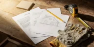 Devis travaux HabitatPresto comparés sur une table avec plans de rénovation